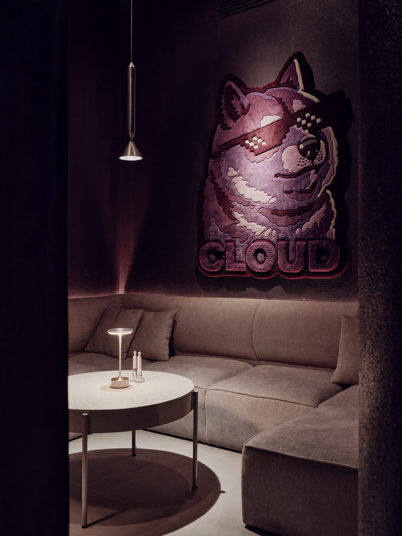 VIP-ложа Shibainu Cloud 9 — закрытый диван и гобелен Cloud