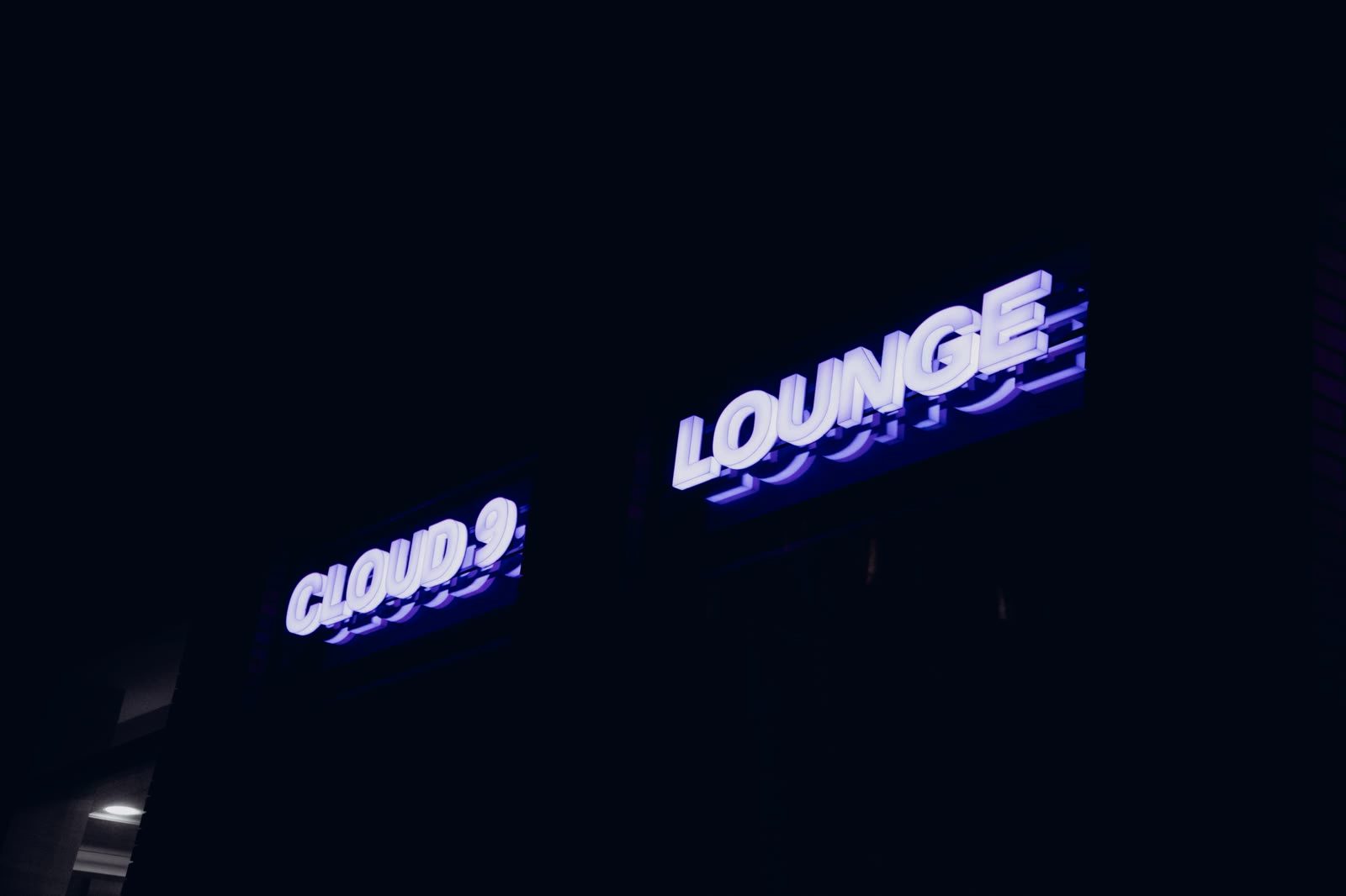 Вывеска Cloud 9 Lounge на Царской площади
